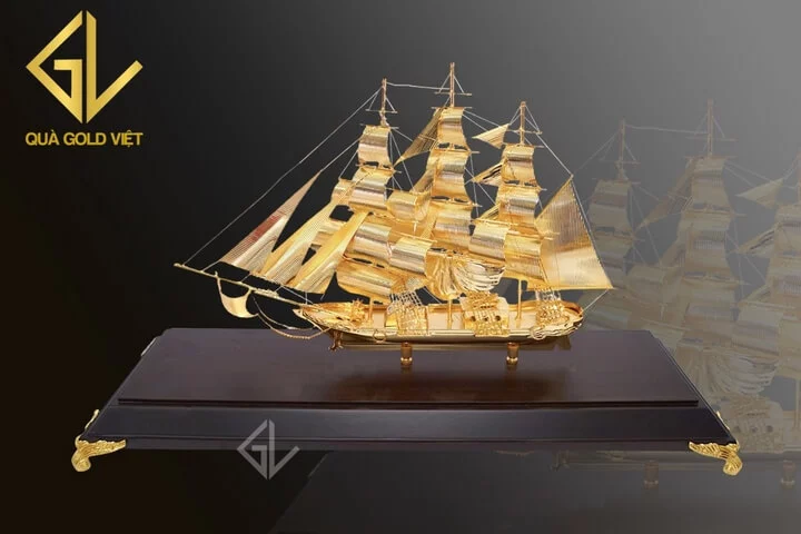 Thuyền buồm mạ vàng